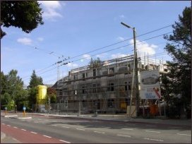 een in aanbouw zijnd flatgebouw tegenover de Schonenbergersingel (h4104)