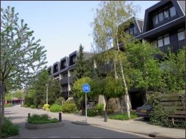 drive-inwoningen aan de parkeerplaats voor het winkelcentrum Velperbroek (h1968)